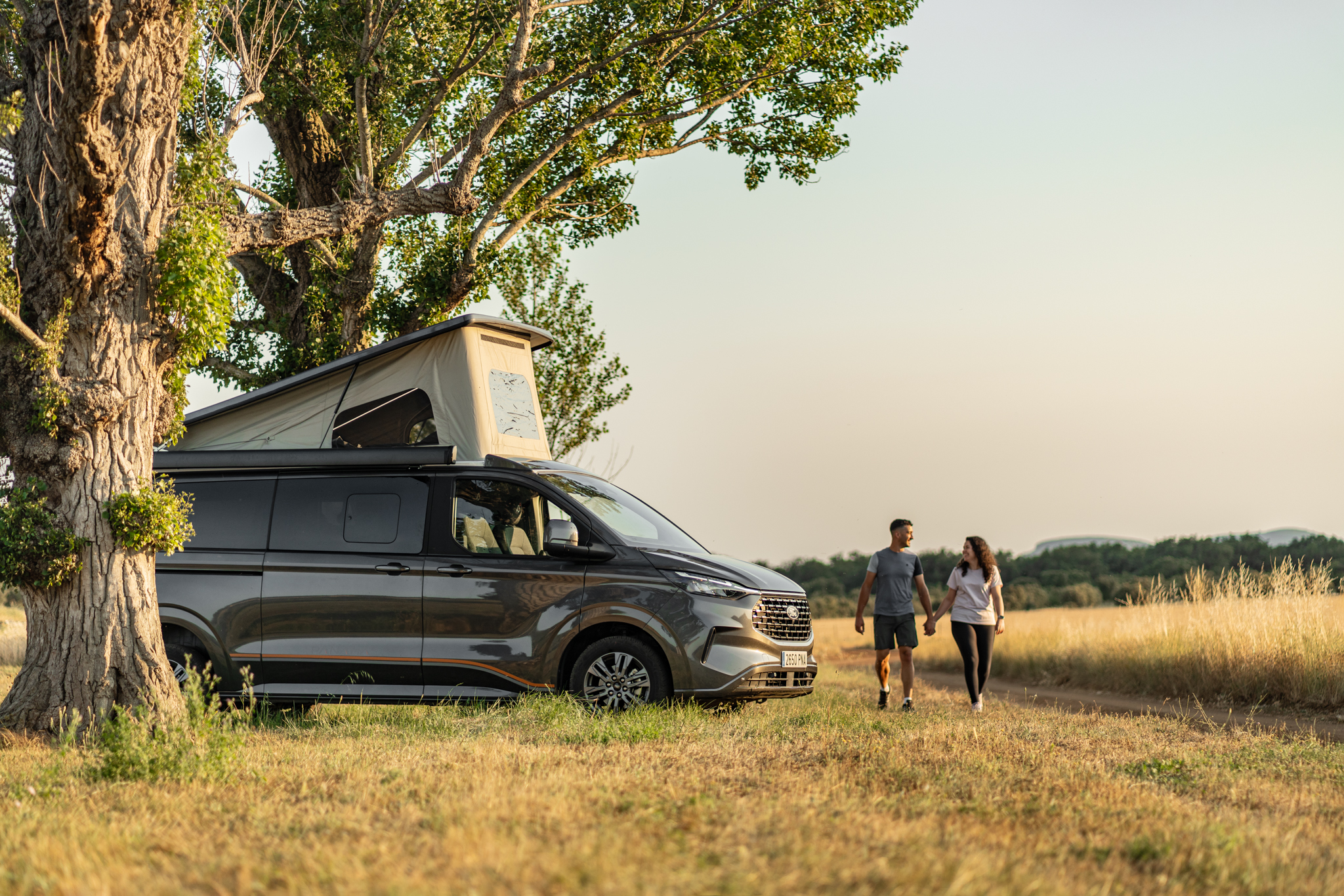 Interiorul van-ului configurat pentru noapte